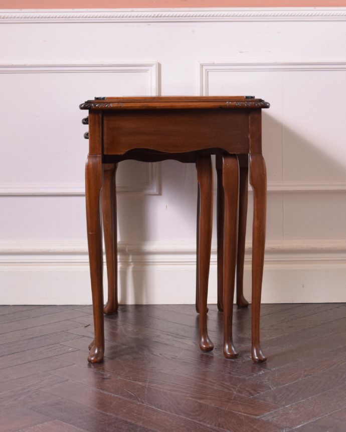ロイドテーブル　アンティーク家具　ウォルナット材の英国アンティーク家具、ガラス天板のネストテーブル。スッキリしまえて、便利。(k-1659-f)