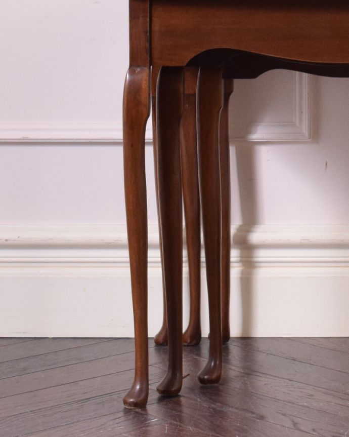 ロイドテーブル　アンティーク家具　ウォルナット材の英国アンティーク家具、ガラス天板のネストテーブル。キチンとお直ししてありますので、安定感のある脚です。(k-1659-f)