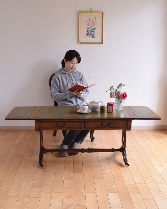 ロイドテーブル　アンティーク家具　使い勝手が良い伸張式タイプ、レザー張りのバタフライテーブル（伸張式のコーヒーテーブル）。とっても優雅な雰囲気にうっとりしてしまいます。(k-1660-f)