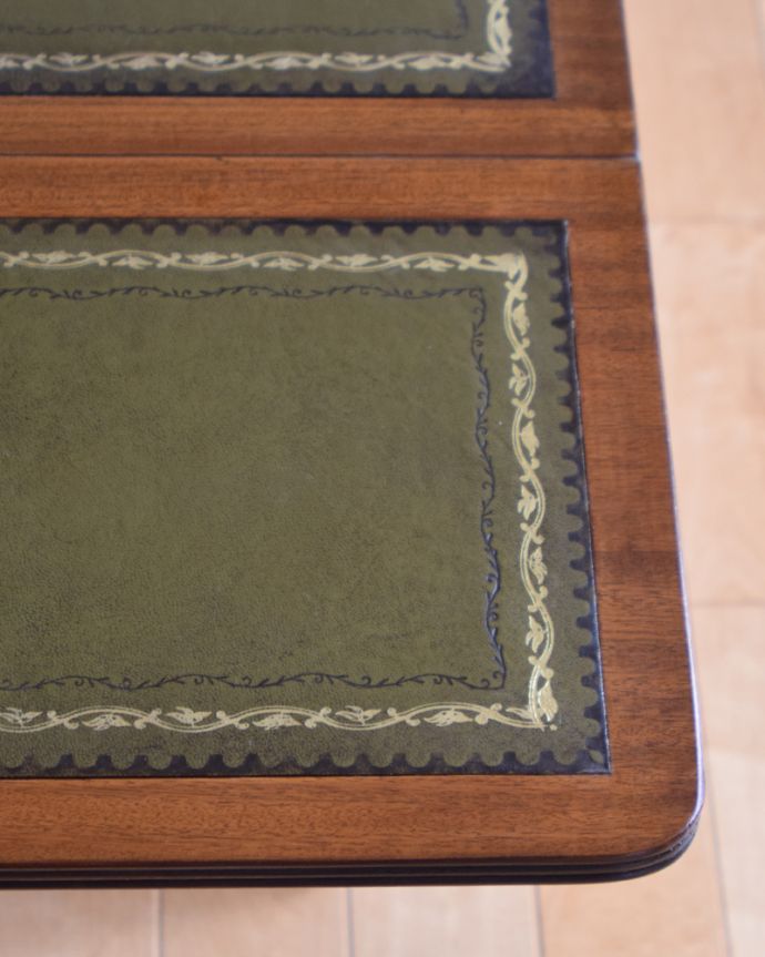 ロイドテーブル　アンティーク家具　使い勝手が良い伸張式タイプ、レザー張りのバタフライテーブル（伸張式のコーヒーテーブル）。縁取りはゴールドで飾られています。(k-1660-f)