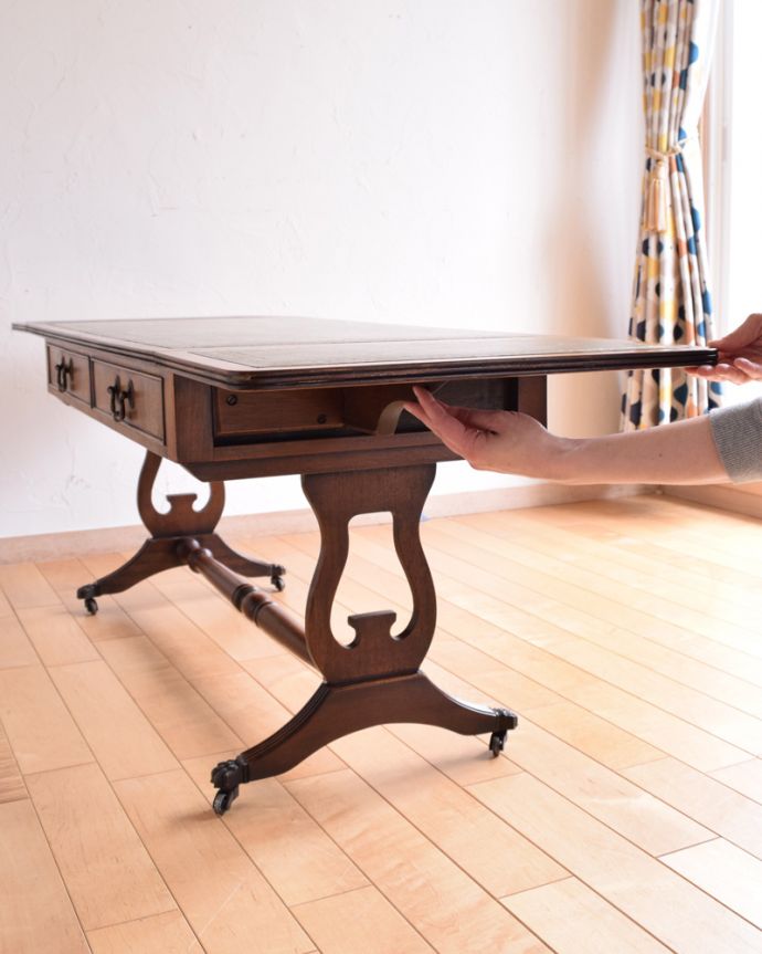 ロイドテーブル　アンティーク家具　使い勝手が良い伸張式タイプ、レザー張りのバタフライテーブル（伸張式のコーヒーテーブル）。バーを引っ張り出すだけなので、組み立ても簡単！女性の力で大丈夫です。(k-1660-f)