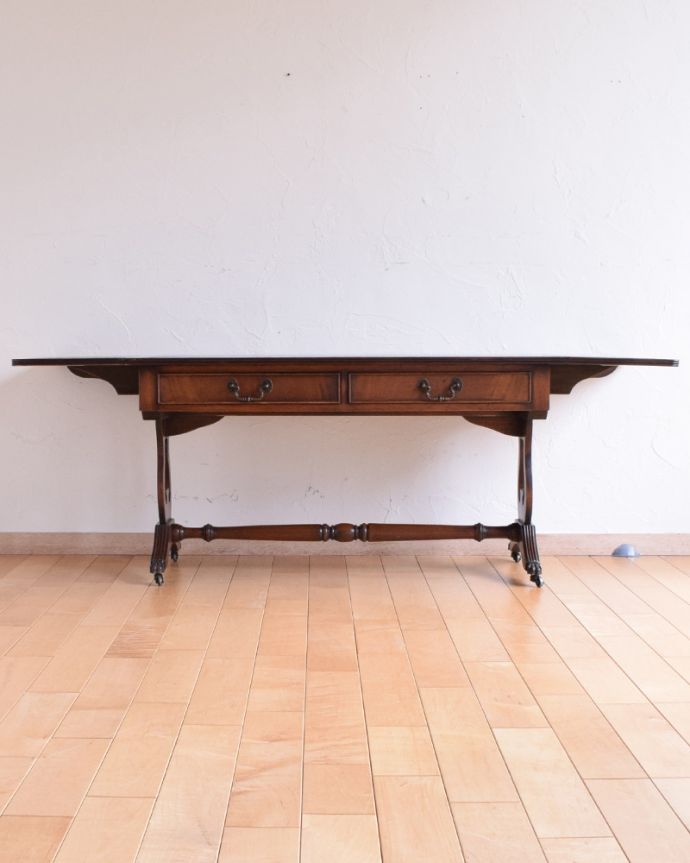 ロイドテーブル　アンティーク家具　使い勝手が良い伸張式タイプ、レザー張りのバタフライテーブル（伸張式のコーヒーテーブル）。もちろん常に広げた状態でもお使いいただけます。(k-1660-f)