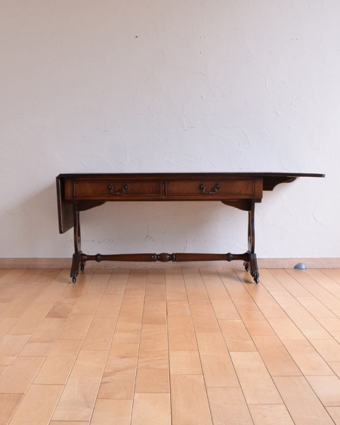 ロイドテーブル　アンティーク家具　使い勝手が良い伸張式タイプ、レザー張りのバタフライテーブル（伸張式のコーヒーテーブル）。片開きの状態でもご使用頂けます。(k-1660-f)