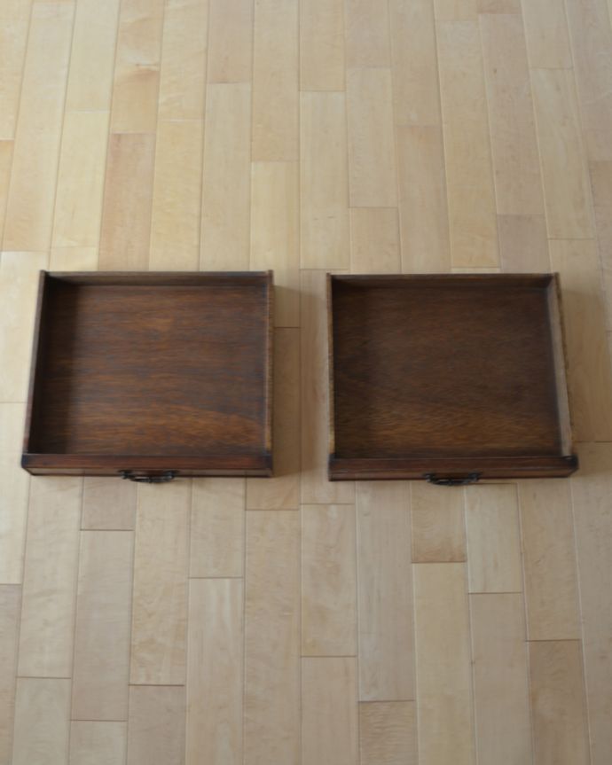 ロイドテーブル　アンティーク家具　使い勝手が良い伸張式タイプ、レザー張りのバタフライテーブル（伸張式のコーヒーテーブル）。引き出しは全部で２杯あります。(k-1660-f)