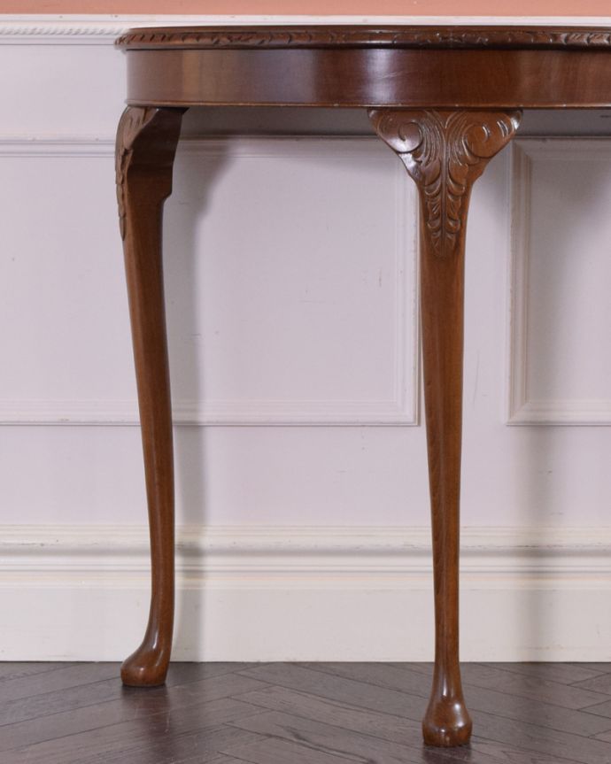 ロイドテーブル　アンティーク家具　英国のアンティーク家具、装飾の美しいコンソールテーブル（ウォルナット材）。脚が細いので、シルエットがとても素敵なんです。(k-1662-f)