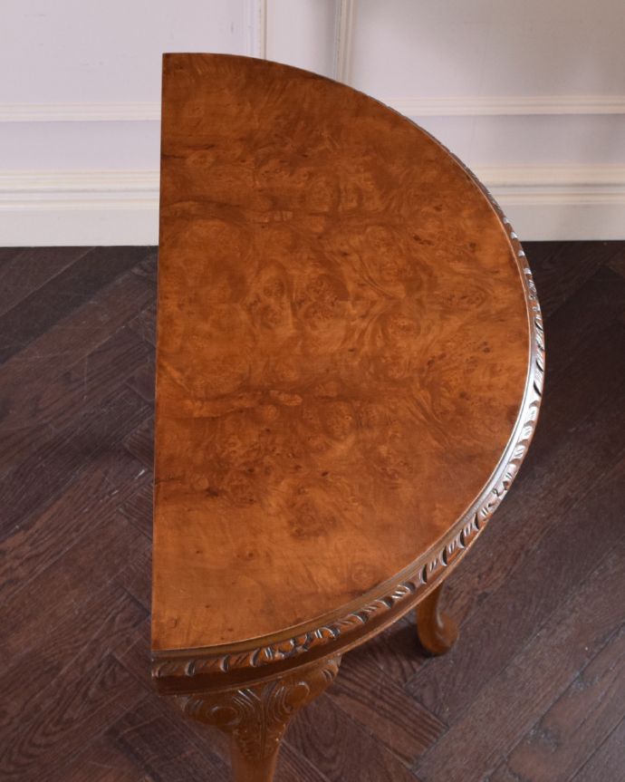 ロイドテーブル　アンティーク家具　英国のアンティーク家具、装飾の美しいコンソールテーブル（ウォルナット材）。半円形の天板です。(k-1662-f)