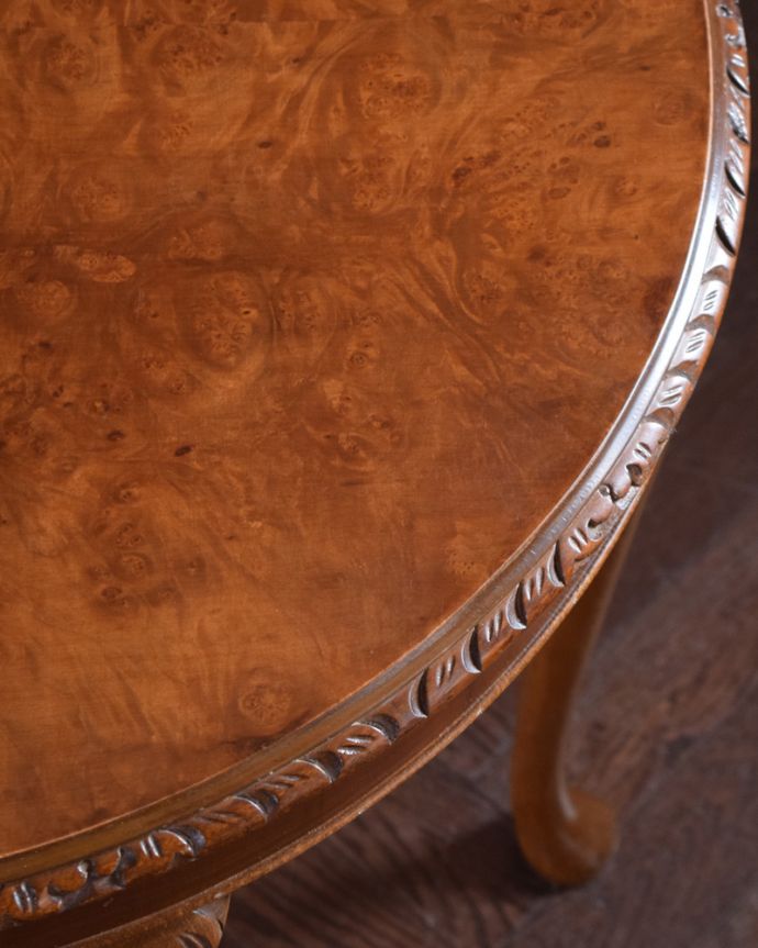 ロイドテーブル　アンティーク家具　英国のアンティーク家具、装飾の美しいコンソールテーブル（ウォルナット材）。木目も美しく落ち着きがあります。(k-1662-f)