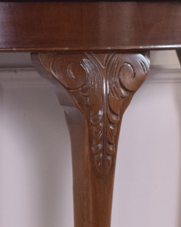ロイドテーブル　アンティーク家具　英国のアンティーク家具、装飾の美しいコンソールテーブル（ウォルナット材）。上品で繊細な植物モチーフの彫が女性らしくてとってもステキです。(k-1662-f)