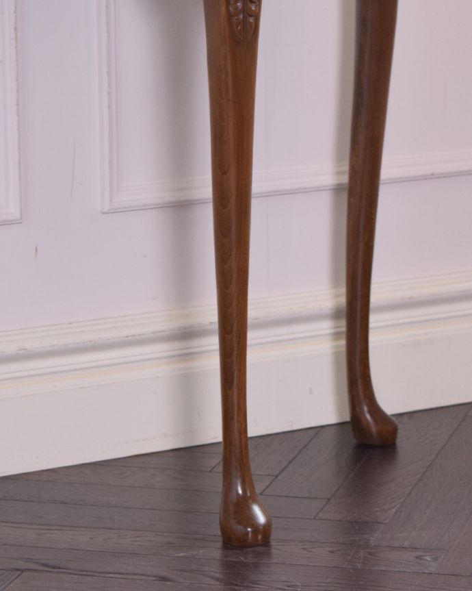 ロイドテーブル　アンティーク家具　英国のアンティーク家具、装飾の美しいコンソールテーブル（ウォルナット材）。スラッと伸びた脚。(k-1662-f)