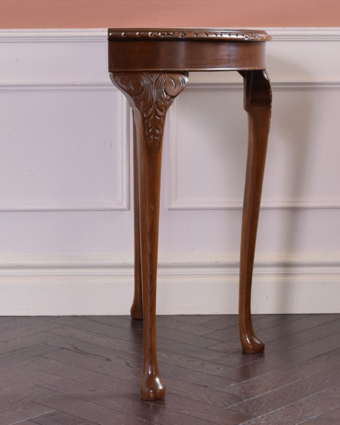 ロイドテーブル　アンティーク家具　英国のアンティーク家具、装飾の美しいコンソールテーブル（ウォルナット材）。サイドはこんなにスッキリ！場所を取らないので使いやすいです。(k-1662-f)
