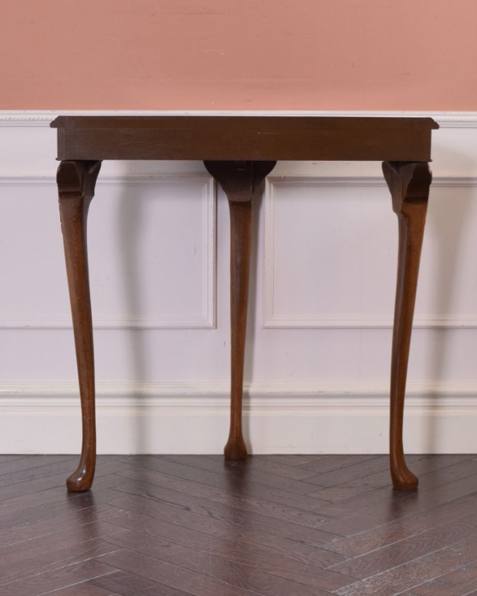 ロイドテーブル　アンティーク家具　英国のアンティーク家具、装飾の美しいコンソールテーブル（ウォルナット材）。アンティークは新品ではないので、もちろん経年変化によるキズはありますが、専門の職人が目立たないようキレイにお直しをしているので、後姿までキレイです。(k-1662-f)