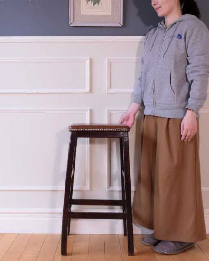 スツール・オットマン　アンティーク チェア　英国のアンティークチェア、四角い座面のハイスツール。座ったり、飾ったり･･･お家のなかの様々シーンで活躍してくれるアンティークのスツール。(k-1663-c)