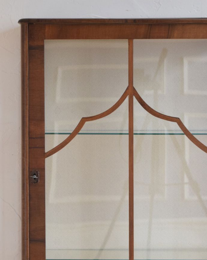 アンティークのキャビネット　アンティーク家具　高級感のあるイギリス家具、上品なアンティークのガラスキャビネット。どんなものを飾っても、素敵に見えてしまうキャビネット。(k-1663-f)
