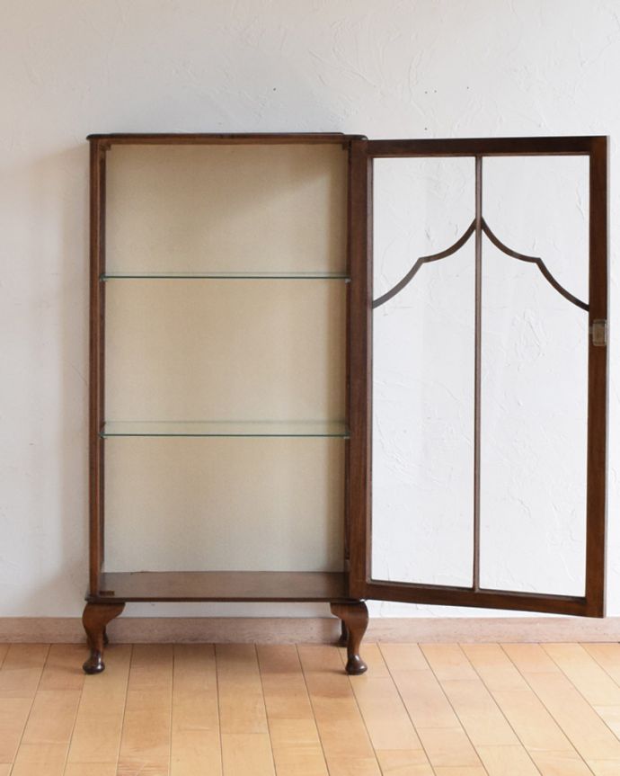 アンティークのキャビネット　アンティーク家具　高級感のあるイギリス家具、上品なアンティークのガラスキャビネット。棚板は２枚です。(k-1663-f)