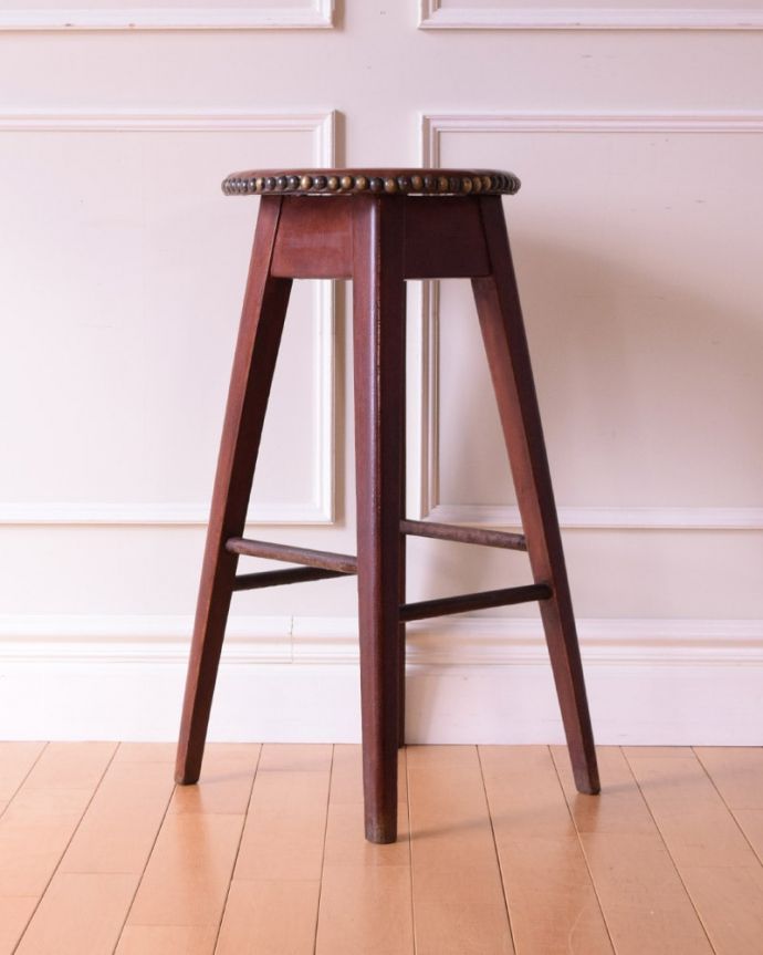 スツール・オットマン　アンティーク チェア　イギリスで見つけたアンティークのハイスツール、カウンターで使える椅子。360度、どこから見ても美しい脚もしっかり組まれているのがわかります。(k-1664-c)