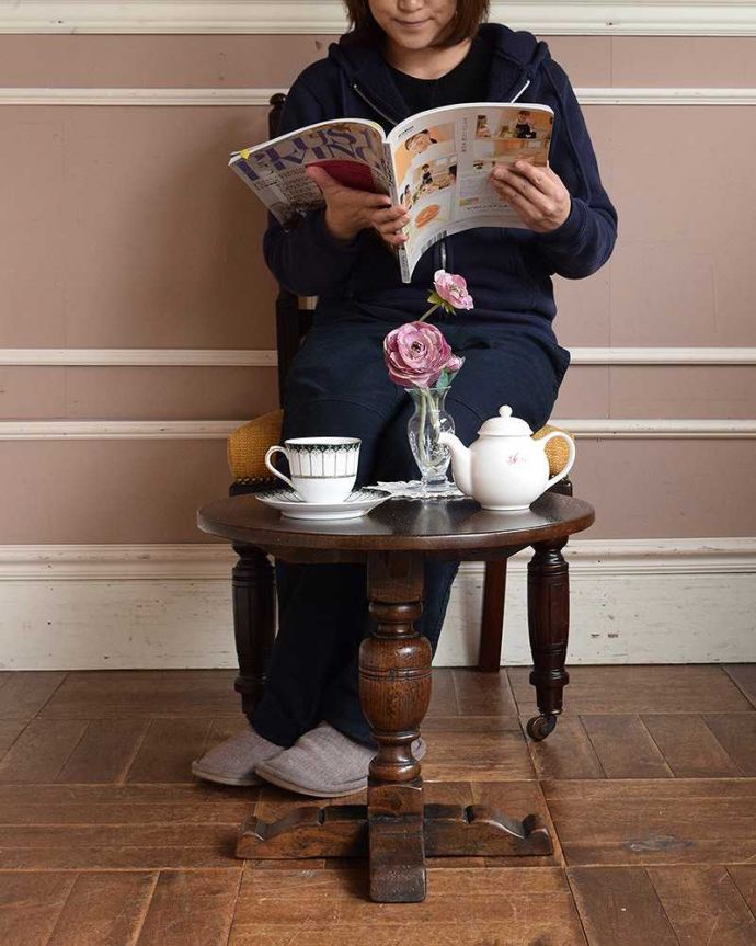 アンティークのテーブル　アンティーク家具　一本脚がかっこいいアンティークの英国コーヒーテーブル。持ち運びも簡単なサイズなので、お茶とお菓子を並べて、どこでもリラックスした時間を楽しめます。(k-1664-f)
