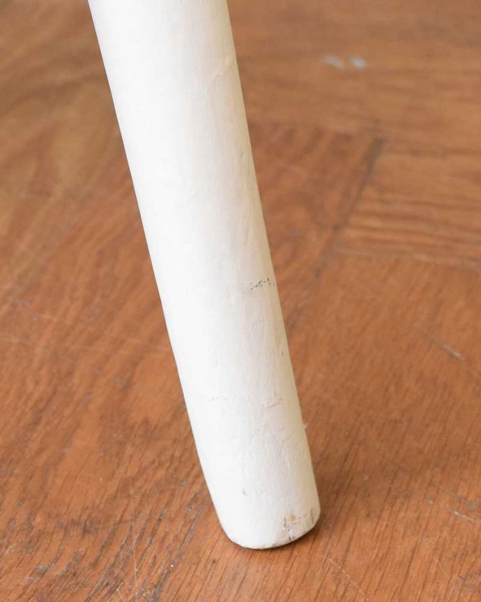 スツール・オットマン　アンティーク チェア　イギリスで見つけたホワイトペイントのアンティークスツール。移動もラクラクの理由は…Handleではアンティークチェアの脚の裏にフェルトキーパーをお付けしています。(k-1665-c)