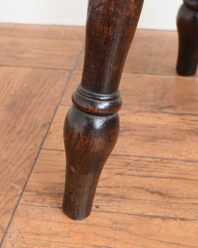 スツール・オットマン　アンティーク チェア　イギリス輸入のアンティークチェア、チョコレート色の木製ハイスツール。移動もラクラクの理由は…Handleではアンティークチェアの脚の裏にフェルトキーパーをお付けしています。(k-1668-c)