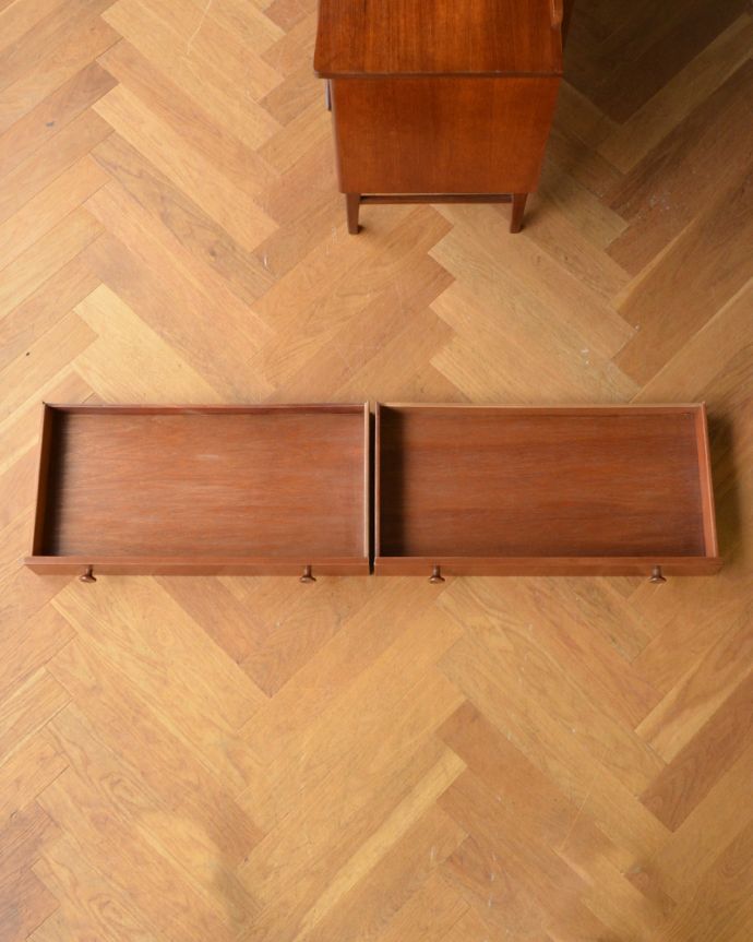 アンティークのドレッサー　アンティーク家具　鏡付きの収納家具はドレッシングチェスト、アンティークの北欧家具。横長の浅めの引き出しが２杯あります。(k-1668-f)