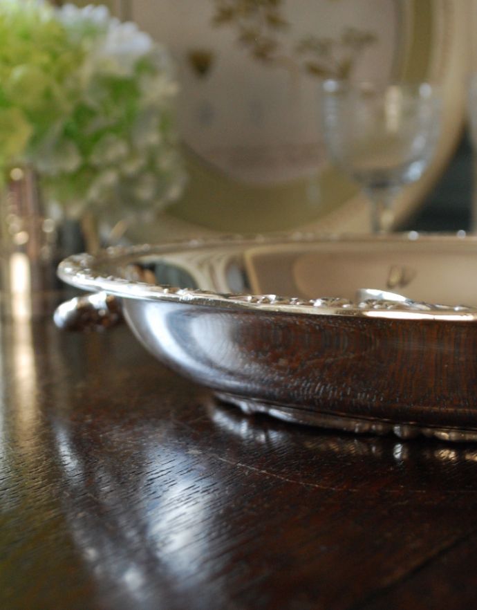 アンティーク シルバー製　アンティーク雑貨　アンティークの銀食器、イギリスのシルバープレートディッシュ(お皿＆スプーン)。少し深めなので、食卓でも活躍してくれるプレートです。(k-1669-z)