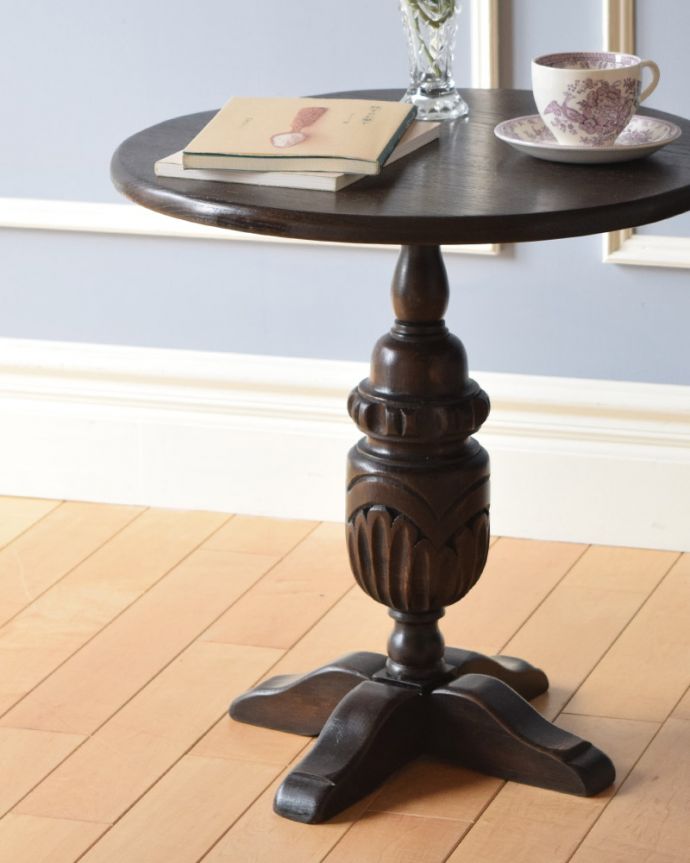 アンティークのテーブル　アンティーク家具　オシャレな脚のアンティークオケージョナルテーブル（コーヒーテーブル）。脚の付け根から先まで美しいです。(k-1670-f)