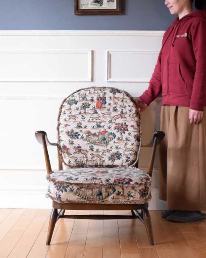アーコールの家具　アンティーク チェア　アーコール社が作った一人掛けの椅子、ラウンジチェア。アーコールらしいスッキリしたカッコよさシンプルな中にアーコールらしい職人技が見られるラウンジチェア。(k-1671-c)