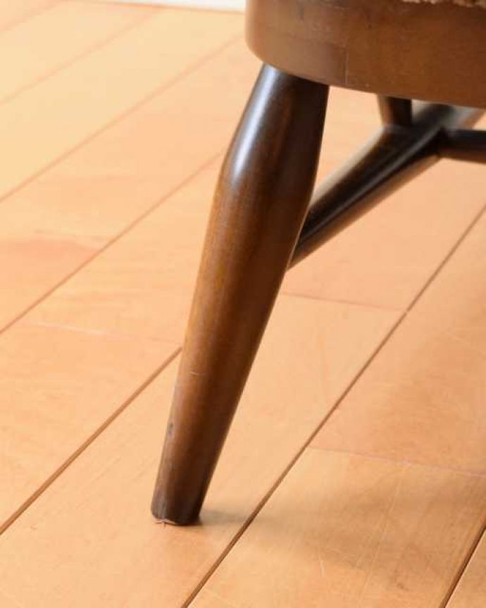 アーコールの家具　アンティーク チェア　アーコール社が作った一人掛けの椅子、ラウンジチェア。持ち上げなくても移動できます！Handleのアンティークは、脚の裏にフェルトキーパーをお付けしていますので、持ち上げなくても床を滑らせて移動させることが出来ます。(k-1671-c)