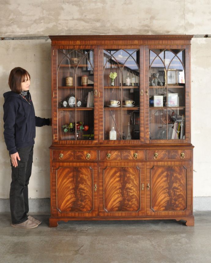アンティークのキャビネット　アンティーク家具　木目が華やかなマホガニー材のアンティーク家具、英国のガラスキャビネット（カップボード）。本棚としてはもちろん、グラスや食器を並べて飾り棚としても素敵ですよ。(k-1671-f)