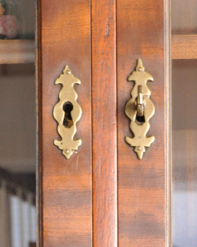 アンティークのキャビネット　アンティーク家具　木目が華やかなマホガニー材のアンティーク家具、英国のガラスキャビネット（カップボード）。ガラス扉には鍵は1本で、鍵穴3ヶ所に共通して使用できます。(k-1671-f)