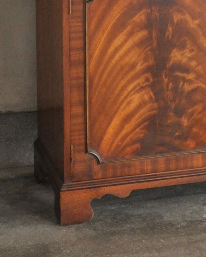 アンティークのキャビネット　アンティーク家具　木目が華やかなマホガニー材のアンティーク家具、英国のガラスキャビネット（カップボード）。きちんと支えます。(k-1671-f)