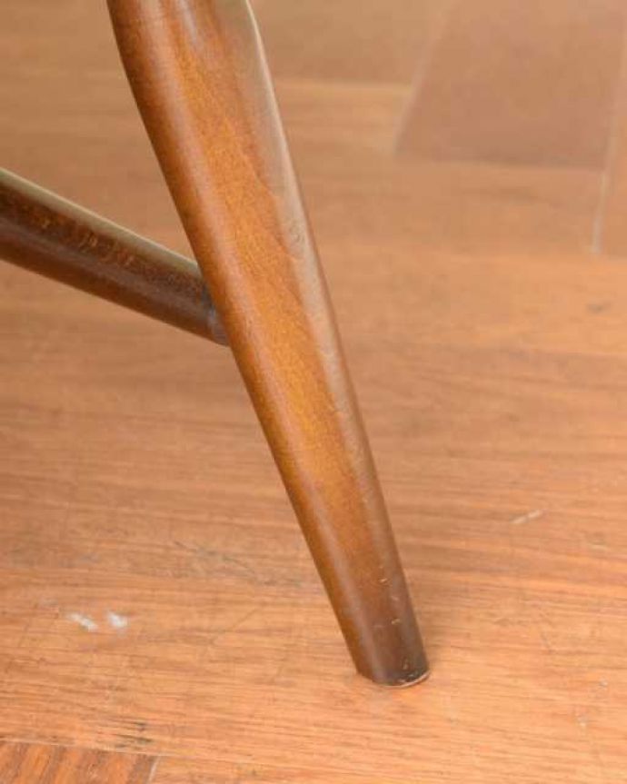 アーコールの家具　アンティーク チェア　ゆったりした時間を届けるビンテージの椅子、アーコールのラウンジチェア。持ち上げなくても移動できます！Handleのアンティークは、脚の裏にフェルトキーパーをお付けしていますので、持ち上げなくても床を滑らせて移動させることが出来ます。(k-1673-c)