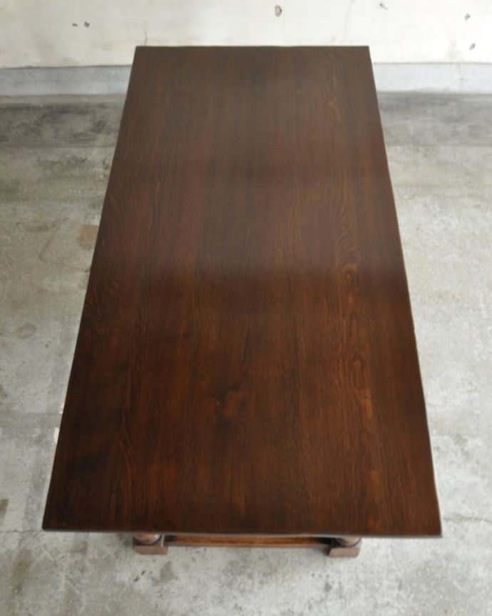 ロイドテーブル　アンティーク家具　イギリスのアンティーク家具、脚がお洒落なテーブル（ダイニングテーブル） 。天板もピカピカにお直ししました。(k-1673-f)