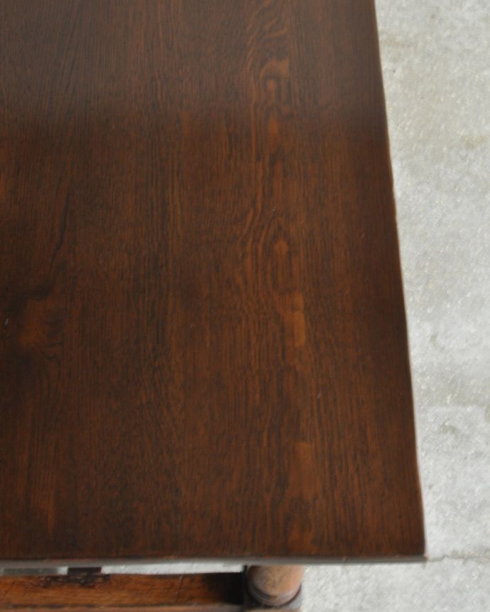 ロイドテーブル　アンティーク家具　イギリスのアンティーク家具、脚がお洒落なテーブル（ダイニングテーブル） 。角もキレイな状態です。(k-1673-f)