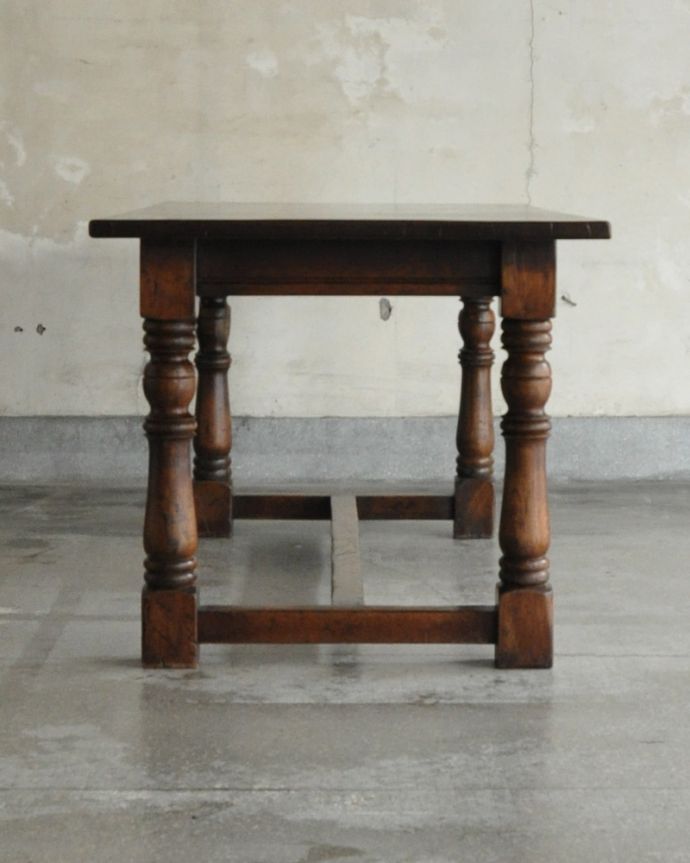 ロイドテーブル　アンティーク家具　イギリスのアンティーク家具、脚がお洒落なテーブル（ダイニングテーブル） 。温かみのある落ち着いた色です。(k-1673-f)