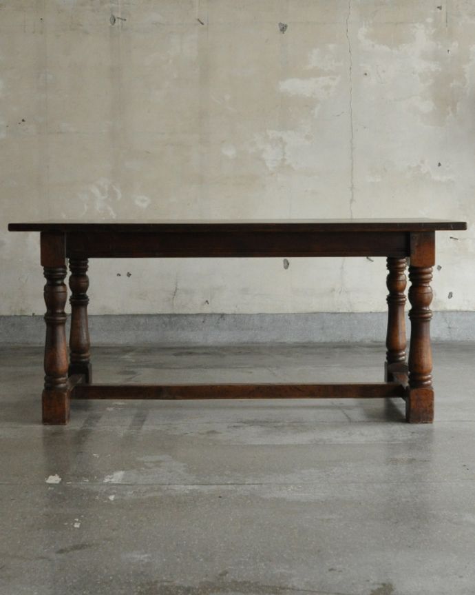 ロイドテーブル　アンティーク家具　イギリスのアンティーク家具、脚がお洒落なテーブル（ダイニングテーブル） 。アンティークは新品ではないので、もちろん経年変化によるキズはありますが、専門の職人が目立たないようキレイにお直しをしているので、後姿までキレイです。(k-1673-f)