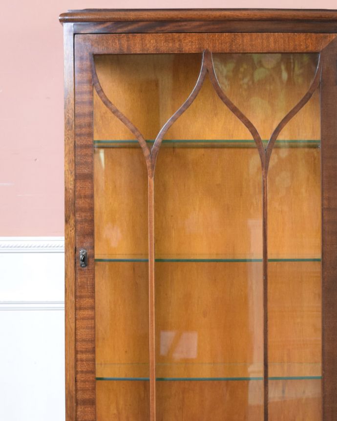 アンティークのキャビネット　アンティーク家具　英国スタイルのアンティーク家具、ウォルナット材のショーケース（ガラスキャビネット）。扉はきちんとお直しをしているのでスムーズに開け閉めができ、出し入れもしやすく使いやすいです。(k-1674-f)