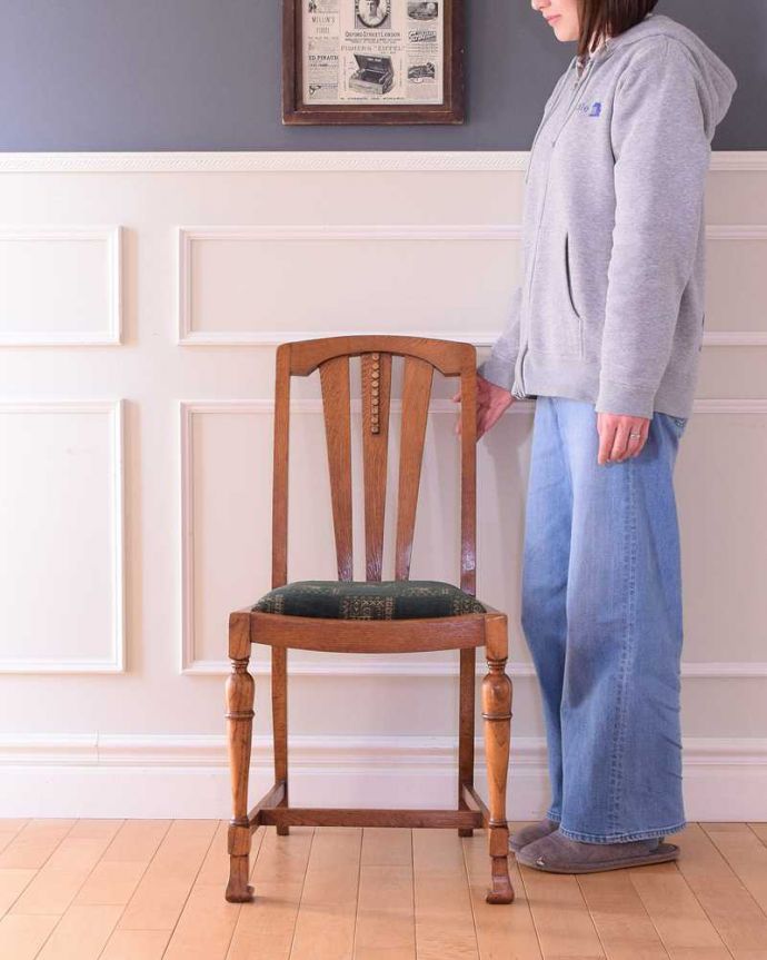 ダイニングチェア　アンティーク チェア　イギリスから届いたアンティークの椅子、オシャレなオークチェア（バルボス）。英国の伝統が受け継がれるバルボスレッグの椅子流行を追わない美しいバルボスレッグが英国らしい重厚な雰囲気を作り上げてくれるオーク材のダイニングチェア。(k-1674k-c)