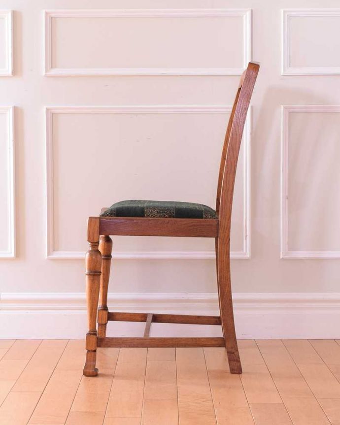 ダイニングチェア　アンティーク チェア　イギリスから届いたアンティークの椅子、オシャレなオークチェア（バルボス）。横から見ても優雅な立ち姿背もたれがカーブしているので楽です。(k-1674k-c)