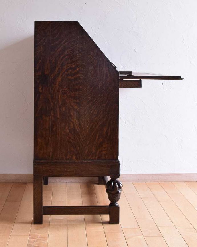 ビューロー　アンティーク家具　英国輸入のアンティーク家具、こだわりが詰まったアンティークビューロー（デスク）。サイドから見ても美しいデザインです。(k-1675-f)