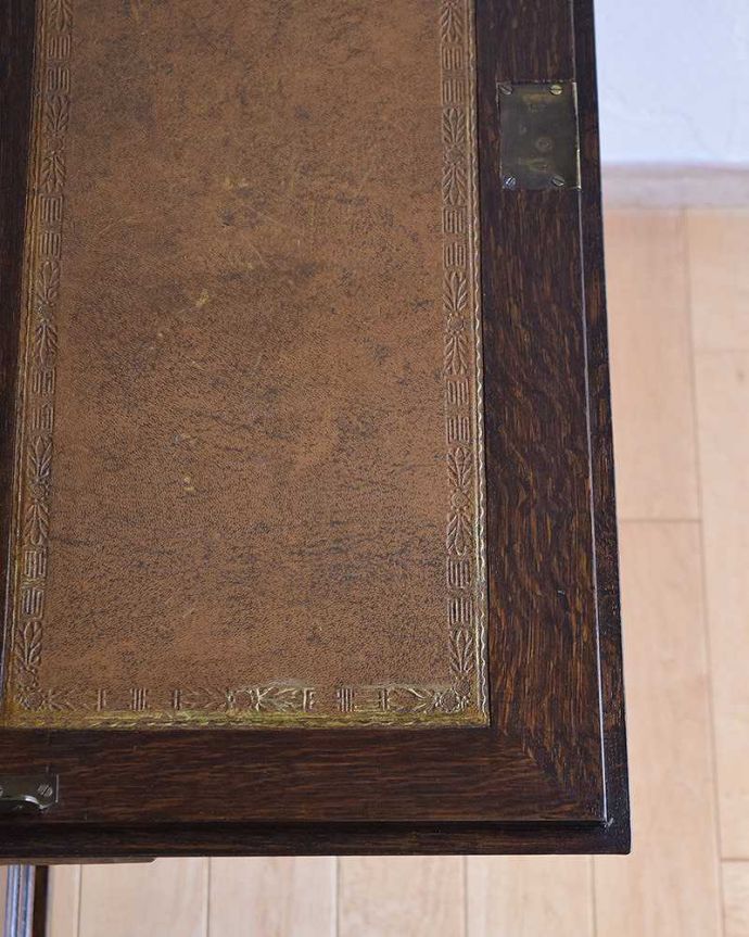 ビューロー　アンティーク家具　英国輸入のアンティーク家具、こだわりが詰まったアンティークビューロー（デスク）。デスクには革が貼ってあります。(k-1675-f)