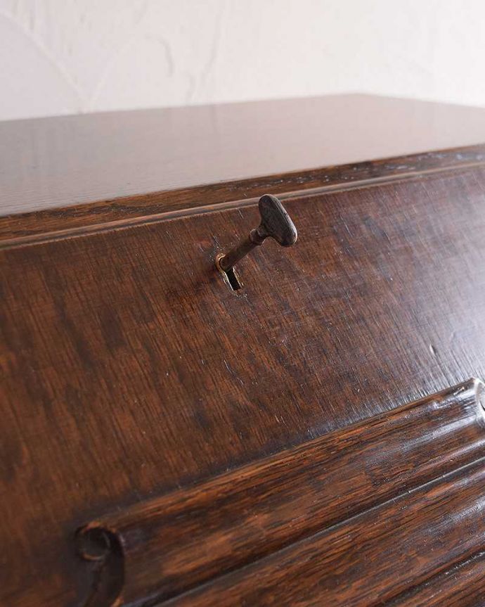 ビューロー　アンティーク家具　英国輸入のアンティーク家具、こだわりが詰まったアンティークビューロー（デスク）。ビューローの取っ手は鍵です。(k-1675-f)