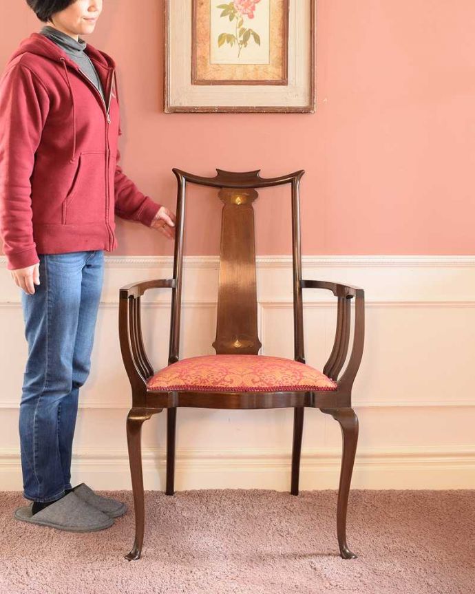サロンチェア　アンティーク チェア　アンティークの椅子、マホガニー材の美しいアームチェア。「見る」だけで幸せになるアンティークの椅子最高級のアンティークチェアは、座って使う楽しみ以外に目で見て楽しめます。(k-1675k-c)