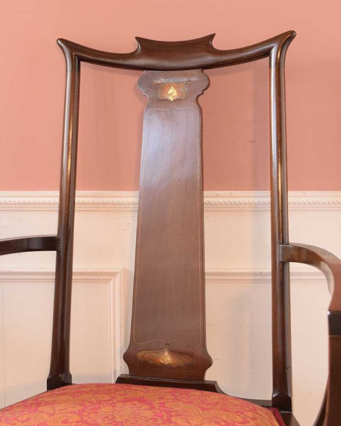 サロンチェア　アンティーク チェア　アンティークの椅子、マホガニー材の美しいアームチェア。美しさの極みを堪能して下さい高級材で描かれた美しく柔らかなフォルム。(k-1675k-c)