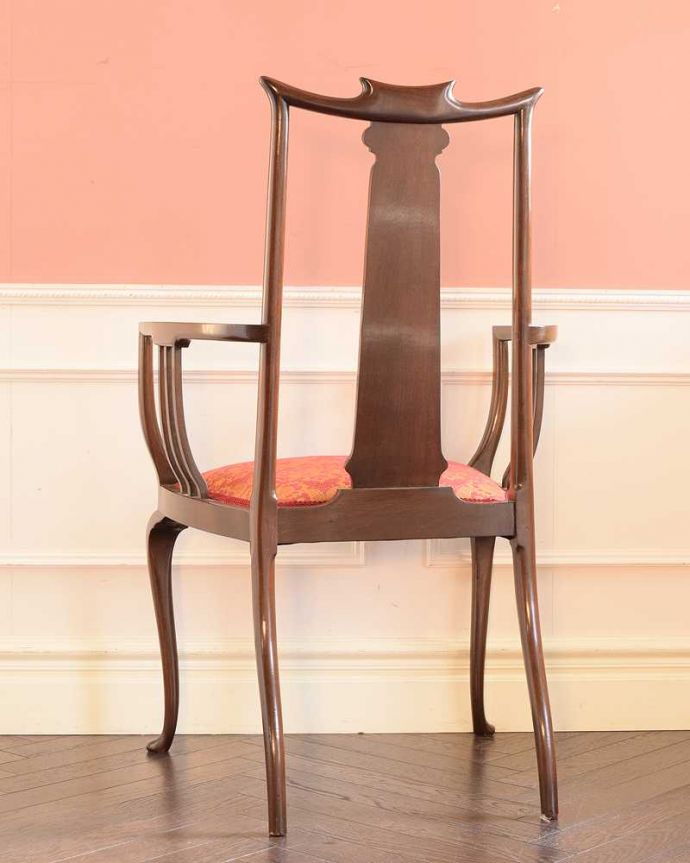 サロンチェア　アンティーク チェア　アンティークの椅子、マホガニー材の美しいアームチェア。後ろ姿も上品です並べた時に後ろから見ることも多い椅子。(k-1675k-c)