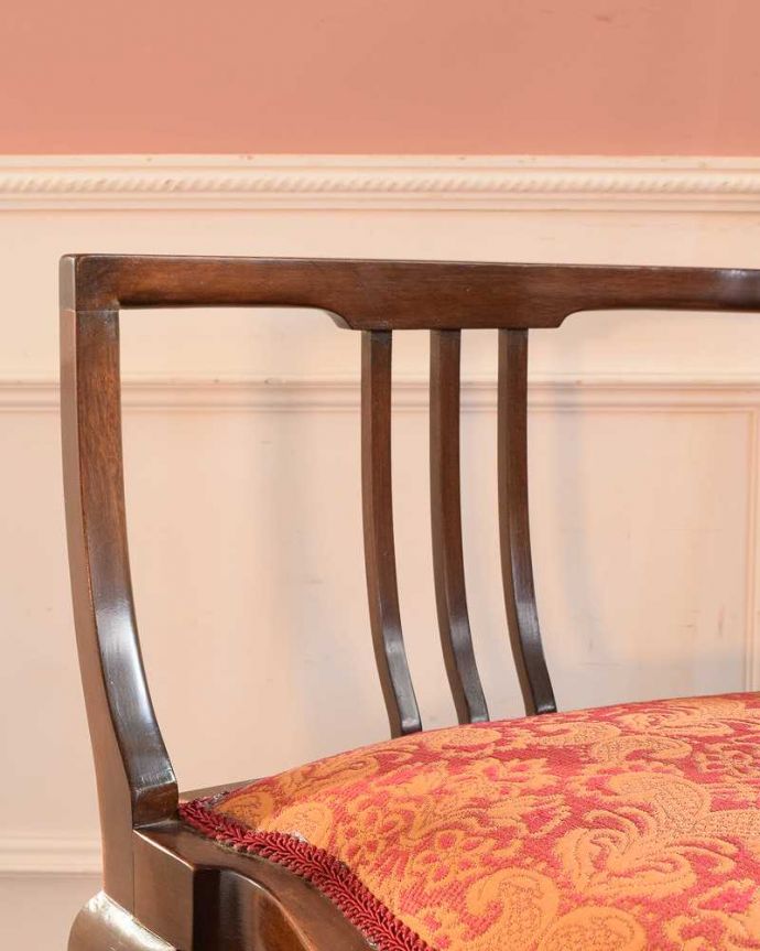 サロンチェア　アンティーク チェア　アンティークの椅子、マホガニー材の美しいアームチェア。アーム部分にも注目肘を掛けておけるアームチェアは座ったときにやっぱりラク。(k-1675k-c)