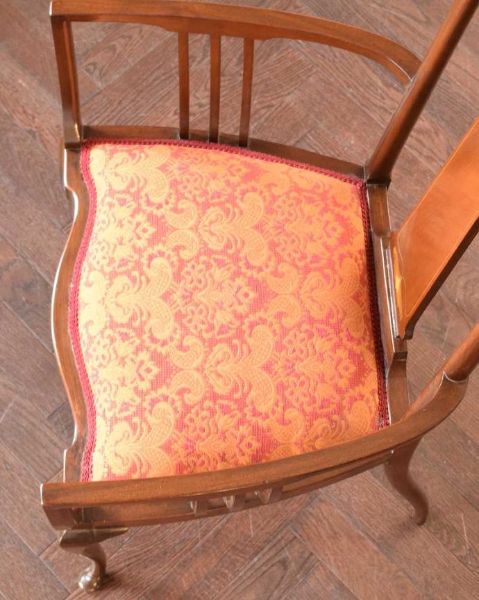 サロンチェア　アンティーク チェア　アンティークの椅子、マホガニー材の美しいアームチェア。座面を上から見るとこんな感じ座面は布貼りなので、長時間座っても疲れません。(k-1675k-c)