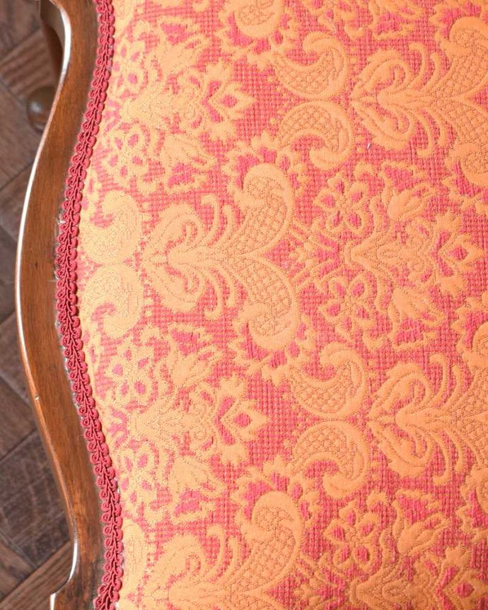 サロンチェア　アンティーク チェア　アンティークの椅子、マホガニー材の美しいアームチェア。生地選びにもこだわりました優雅なアンティークチェアの雰囲気をそのままに、一番似合う貼り座をじっくり選びました。(k-1675k-c)