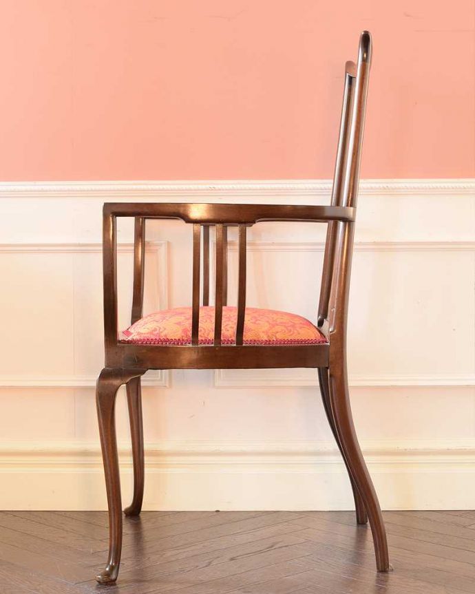 サロンチェア　アンティーク チェア　アンティークの椅子、マホガニー材の美しいアームチェア。横から見ても優雅な立ち姿もちろん、横から見た姿も優雅で美しいんです。(k-1675k-c)