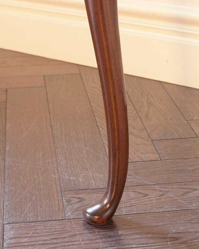 サロンチェア　アンティーク チェア　アンティークの椅子、マホガニー材の美しいアームチェア。床を滑らせて移動出来ますHandleではアンティークチェアの脚の裏にフェルトキーパーをお付けしています。(k-1675k-c)