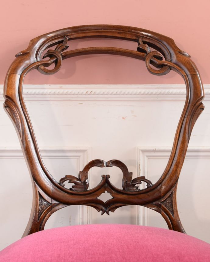 アンティークのサロンチェア、背もたれの装飾が美しいイギリスのバルーンバックチェア(k-1677-c)｜アンティークチェア・椅子
